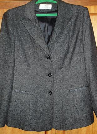 Костюмная тройка : пиджак, жилет, блузка