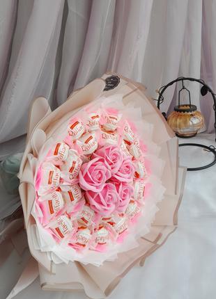 Букетна комрозиція із цукерок  Raffaello та мильних троянд