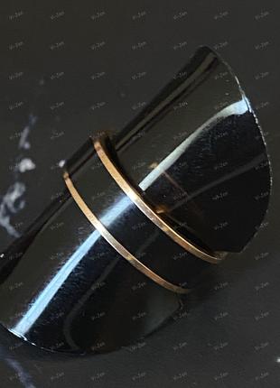 Кольцо с эмалью черного цвета.