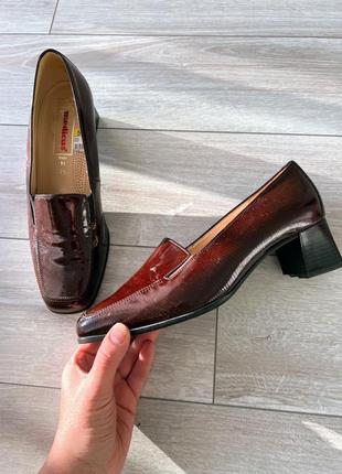 Medicos туфли женские коричневые на устойчивом каблуке лаковые...