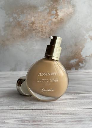 Стійкий тональний guerlain l essentiel natural glow