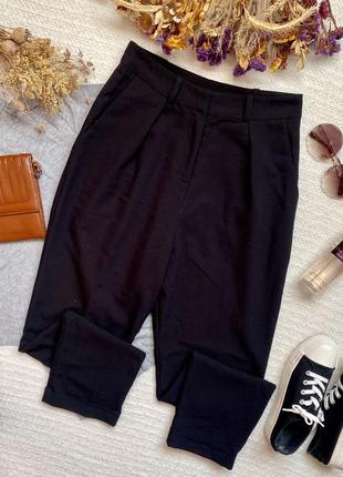Классические черные зауженные брюки с высокой талией, класичне...