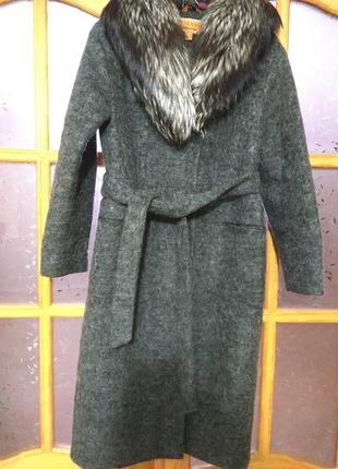 Зимние шерстяное пальто с натуральным воротником
