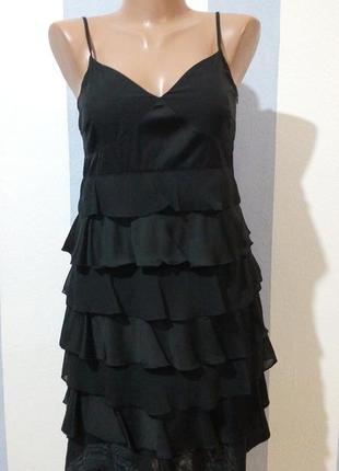 Маленька чорна сукня з рюшами по спідниці
