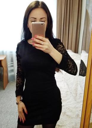 Черное трикотажное платье с гипюром
