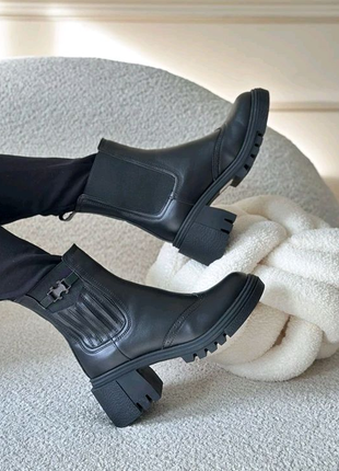 Стильні зимові чорні жіночі черевики на хутрі з натуральної шкіри