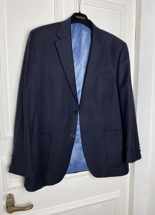 Синий пиджак с мужского плеча