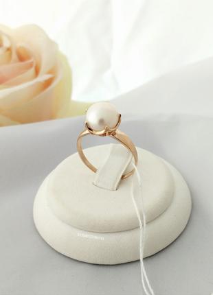 Женское кольцо золотое с жемчугом.