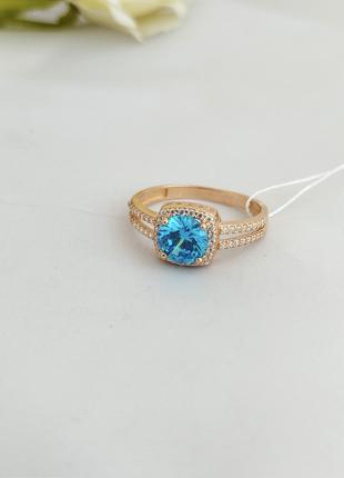 Золотое кольцо с голубым цирконием