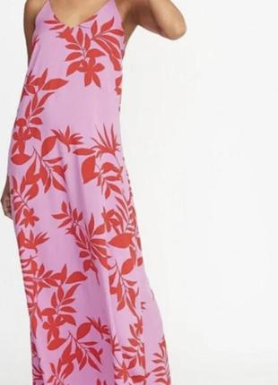 Сиренево-розовое платье макси на бретелях с тропическими листь...