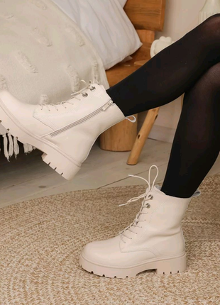 Стильные зимние бежевые женские ботинки на меху, натуральная кожа