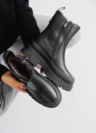 Черные кожаные ботинки челси
