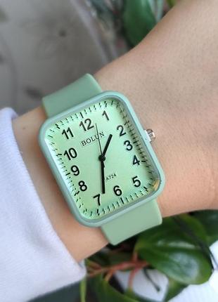 Наручные часы женские в зеленом цвете на силиконовом ремешке