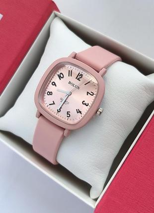 Наручные часы женские в розовом цвете на силиконовом ремешке