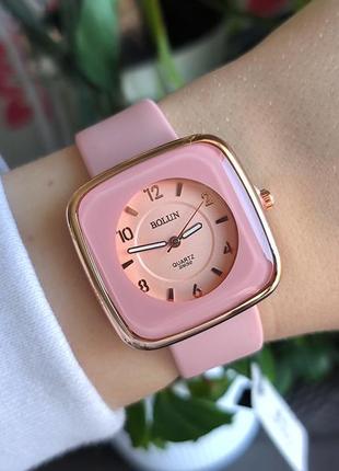 Наручные часы женские в розовом цвете на силиконовом ремешке