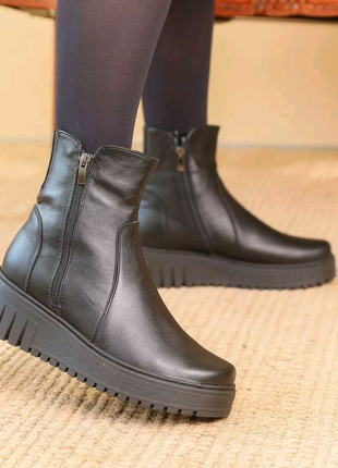 Стильні зимові чорні жіночі черевики на хутрі з натуральної шкіри