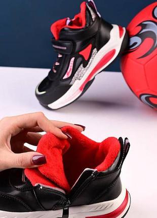 Демисезонные кроссовки на девочку черно-красные