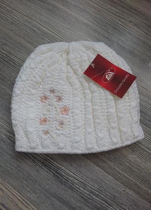 Женская зимняя шапка с вышивкой