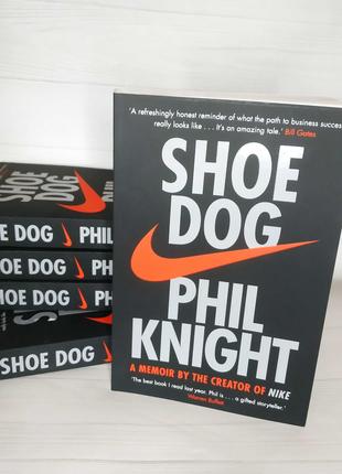 Книга на английском Продавец обуви. История Nike Фил Найт