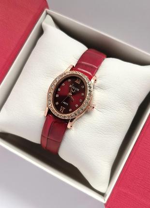 Наручний годинник жіночий червоного кольору на шкіряному ремінці