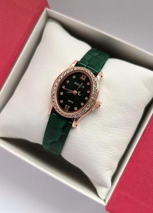 Наручний годинник жіночий зеленого кольору на шкіряному ремінці