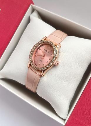 Наручний годинник жіночий рожевого кольору на шкіряному ремінці