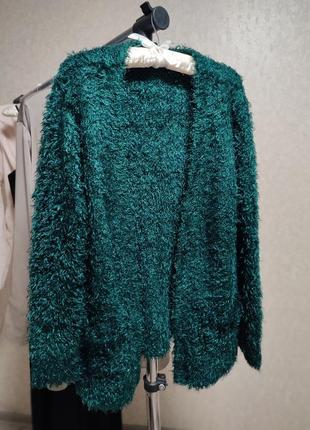 Изумрудно зеленый свитер травка