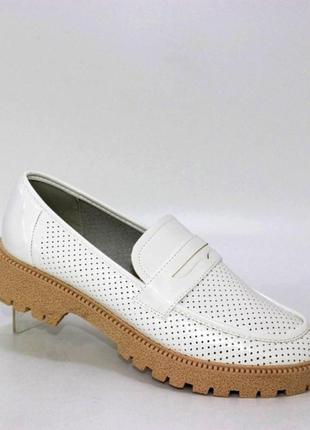 Жіночі білі лакові туфлі лофери з перфорацією. білий