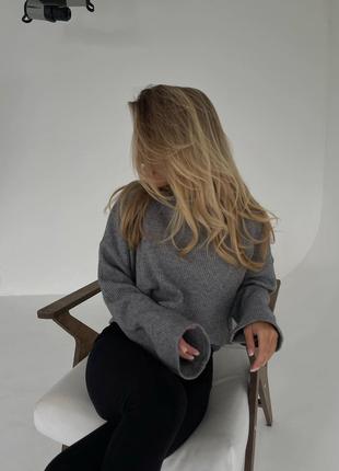 Мягкие вязаные свитера свободного кроя серый