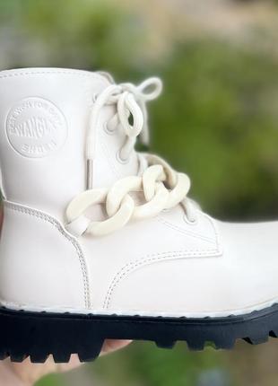 Белые нарядные ботинки ботинки
