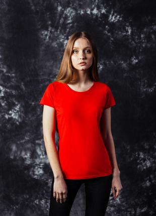Женская красная приталенная футболка