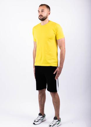 Мужской летний комплект жёлтая футболка и чёрные шорты лампас