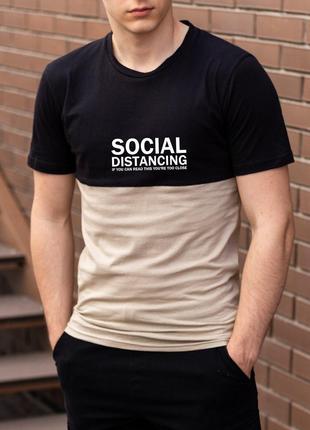 Мужская чёрная с бежевым футболка с принтом "Social distancing"
