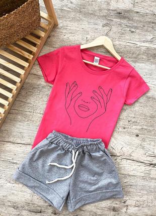 Женский летний комплект розовая футболка с принтом "Руки на ли...