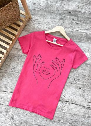 Женская розовая футболка с принтом "Руки на лице"