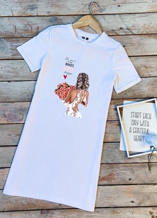 Универсальное белое платье-футболка с принтом "Девушка с розами"