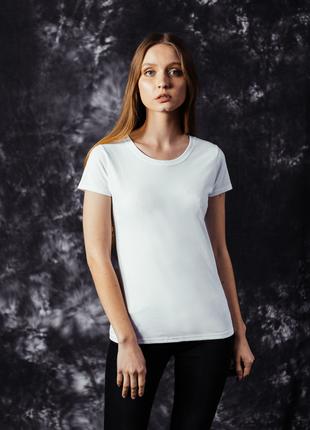 Женская белая приталенная футболка