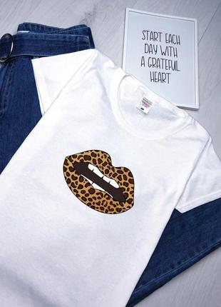 Женская белая футболка с принтом "Леопардовые губы"