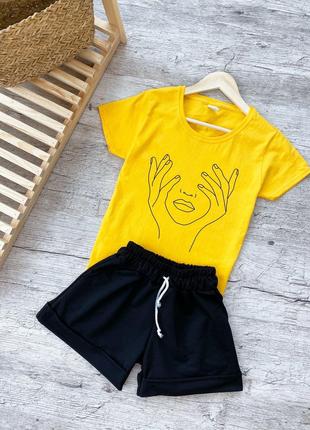 Женский летний комплект жёлтая футболка с принтом "Руки на лиц...
