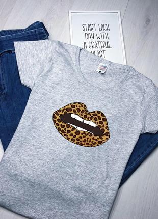 Женская меланжевая футболка с принтом "Леопардовые губы"