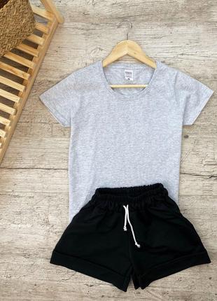 Женский летний комплект серая футболка и чёрные шорты