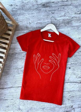 Женская красная футболка с принтом "Руки на лице"
