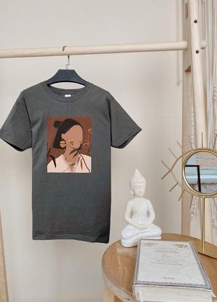 Женская темно-серая футболка свободного кроя с принтом " Японка"