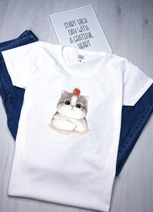 Женская белая футболка с принтом "Кот с яблоком"