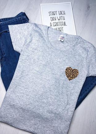Женская меланжевая футболка с принтом "Леопардовое сердце"