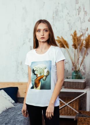 Женская белая приталенная футболка с принтом "Пионы"