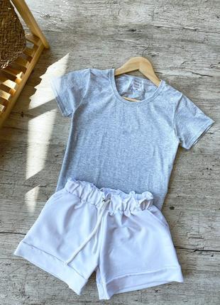 Женский летний комплект серая футболка и белые шорты