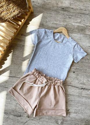 Женский летний комплект серая футболка и бежевые шорты