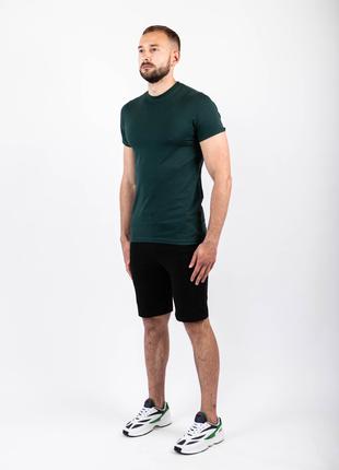 Мужской летний комплект темно-зеленая футболка пенье и чёрные ...