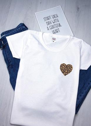 Женская белая футболка с принтом "Леопардовое сердце"
